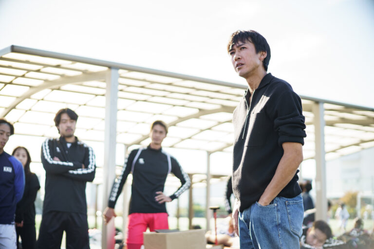 試合を見つめる代表
